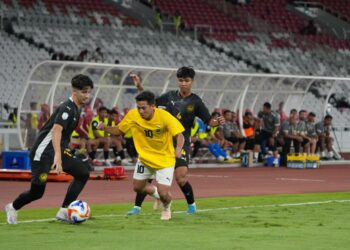 AKSI pemain Malaysia (baju gelap) menentang Brunei dalam saingan Kumpulan A Piala ASEAN B-23 di Stadium Gelora Bung Karno, Jakarta, kelmarin. - IHSAN FAM