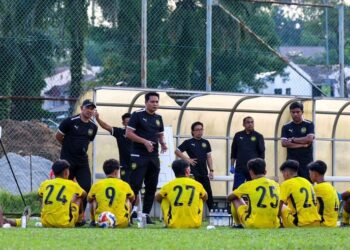 NAFUZI Zain (berdiri dua dari kiri) memberi tunjuk ajar kepada anak-anak buahnya dalam sesi latihan persiapan ke Piala AFF Bawah 23 di Jakarta, Selasa ini. - IHSAN MALAYSIA NT