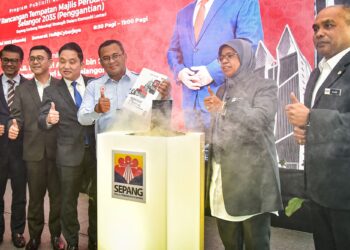 Amirudin Shari menyempurnakan Majlis Perasmian Program Publisiti dan Penyertaan Awam Draf Rancangan Tempatan Majlis Perbandaran Sepang, Selangor 2035 (Penggantian) di  Semarak Hall Cyberjaya, semalam. – UTUSAN/FAIZ ALIF ZUBIR