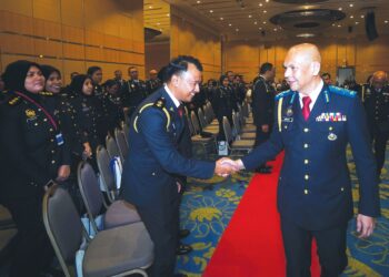 Armizan Mohd Ali bersalaman dengan pegawai KPDN pada Majlis Apresiasi Rakan Strategik Penguatkuasaan di Putrajaya, semalam.