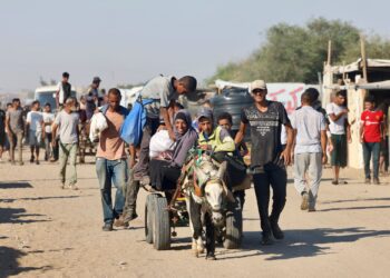 Penduduk Palestin bergerak ke Mawasi dekat Rafah di selatan Gaza bagi mendapatkan bantuan kemanusian yang mengagihkan  makanan semalam. -AFP