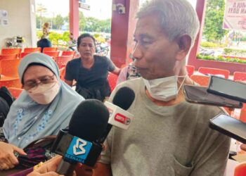BAHAROM Mohammed dan isterinya, Che Mah Abu Bakar ditemui melawat Ahmad Bustamin di lobi Hospital Sultanah Aminah, Johor Bahru.