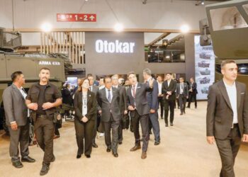Mohamed Khaled Nordin meninjau produk industri pertahanan dalam Pameran Industri Pertahanan Antarabangsa di Istanbul, Turkiye semalam.