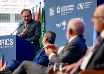 LAWATAN Anwar Ibrahim ke luar negara termasuk menghadiri Forum Perniagaan BRICS di Brazil bawa agenda besar tarik pelaburan berkualiti tinggi dan buka pasaran baharu untuk syarikat Malaysia. - FACEBOOK ANWAR IBRAHIM