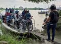 PENDUDUK menggunakan perkhidmatan bot penambang menyeberangi Sungai Perak ke bandar Teluk Intan. – UTUSAN/AIN SAFRE BIDIN