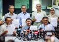 MOHD. Rafizi Ramli (tengah) bersama enam lagi ahli Parlimen PKR dalam sidang akhbar di Pusat Khidmat Rakyat Parlimen Subang, Selangor semalam. – UTUSAN/MUHAMAD IQBAL ROSLI