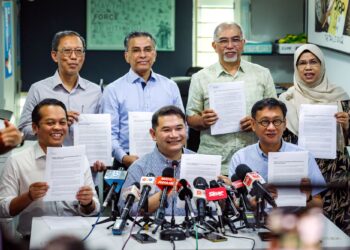 MOHD. Rafizi Ramli (tengah) bersama enam lagi ahli Parlimen PKR dalam sidang akhbar di Pusat Khidmat Rakyat Parlimen Subang, Selangor semalam. – UTUSAN/MUHAMAD IQBAL ROSLI