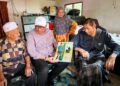 MOHD. Azli Hisyam Abdul Ghafar (kanan) menerima kunjungan Mohd. Syahbuddin Hashim  (dua dari kanan) di rumahnya di Rancangan Kemajuan Tanah (RKT) Kesedar Paloh 3, Gua Musang, Kelantan. - UTUSAN/AIMUNI TUAN LAH