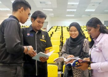 Antara pelajar yang menerima bantuan sebanyak RM1,000 seorang di bawah Insentif Siswa Yayasan Perak (INSISYP)  bagi meringankan beban mereka sepanjang menuntut di Universiti Pendidikan Sultan Idris (UPSI). – UTUSAN/MEGAT LUTFI MEGAT RAHIM