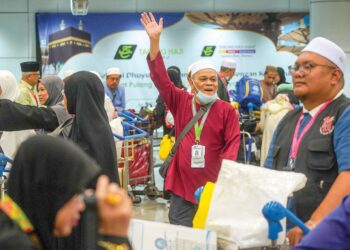Kumpulan terakhir jemaah haji Malaysia bagi musim haji 1446H/2025 yang tiba disambut oleh ahli keluarga di Terminal 1, Lapangan Terbang Antarabangsa Kuala Lumpur (KLIA), Sepang semalam. – UTUSAN/ FAISOL MUSTAFA