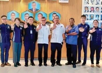ZEON Cheong (tiga dari kiri) mengadakan kunjungan hormat ke JPNPP bagi membincangkan mengenai pelaksanaan program 
‘Anti-Scam Ceramah Kebangsaan’ di Pulau Pinang, baru-baru ini.