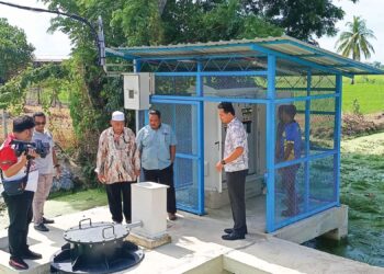 RAZALI Saad (tengah) meninjau stesen pam elektrik di sistem blok pengairan ALBDr 8, Pertubuhan Peladang Kawasan (PPK) Bendang Baru, Simpang Empat, Perlis semalam.