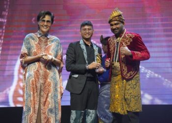 SALAH seorang usahawan menerima anugerah dalam satu majlis di ibu negara baru baru ini.