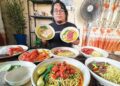 MOHAMAD Haris Hilmi Norhasram menunjukkan hasil karya miniatur makanan di Kampung Baru, Pasir Puteh, Kelantan. – UTUSAN/TOREK SULONG
