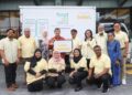 IBRAHIM Ahmad (empat dari kiri) menyampaikan sumbangan kepada Pengasas Food Aid Foundation, Rick Chee (lima dari kiri) di hadapan lori Food Aid Foundation pada Majlis Ulangtahun ke-37 Brahim's di Hotel Tenera di sini, semalam. - UTUSAN/MUHAMAD IQBAL ROSLI
