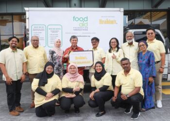 IBRAHIM Ahmad (empat dari kiri) menyampaikan sumbangan kepada Pengasas Food Aid Foundation, Rick Chee (lima dari kiri) di hadapan lori Food Aid Foundation pada Majlis Ulangtahun ke-37 Brahim's di Hotel Tenera di sini, semalam. - UTUSAN/MUHAMAD IQBAL ROSLI