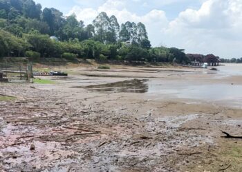 KEADAAN Tasik Bukit Merah yang kering di kawasan Bukit Merah Laketown Resort (BMLR) di Bagan Serai, Perak ketika tinjauan  Utusan Malaysia semalam. – UTUSAN/WAT KAMAL ABAS