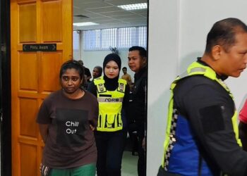 M. SHOBNA didakwa di Mahkamah Majistret Teluk Intan hari ini atas pertuduhan membunuh ibu kepada teman lelakinya, dua minggu lalu. - UTUSAN