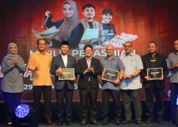 EWON Benedick (empat dari kiri) bergambar selepas perasmian Program RAKYATpreneur dan Bank Rakyat UNIpreneur 2025 di Menara Kembar Bank Rakyat, hari ini.