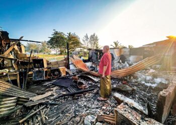 ABDULLAH Mohamad hanya mampu melihat keadaan chaletnya yang musnah dalam kebakaran di Kampung Pulau Belongan, Bachok, Kelantan. – UTUSAN/ROHANA MOHD. NAWI