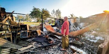 ABDULLAH Mohamad hanya mampu melihat keadaan chaletnya yang musnah dalam kebakaran di Kampung Pulau Belongan, Bachok, Kelantan. – UTUSAN/ROHANA MOHD. NAWI