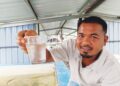 MUHAMMAD Arif Mohd. Yasin menunjukkan benih ikan keli yang berusia tiga hari di Kampung Gadong, Rembau, Negeri Sembilan. 
– UTUSAN/NOR AINNA HAMZAH