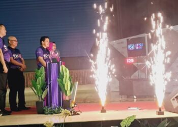 DARWIS Abdul Razak (tengah) melakukan gimik perasmian Mega Fiesta TVET POLYCC di Politeknik Sultan Mizan Zainal Abidin, Dungun, Terengganu semalam. -UTUSAN/NIK NUR IZZATUL HAZWANI NIK ADNAN