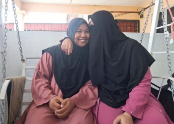 PUTRI Qisya Nur Izzat Mohamad Azim Izat (kiri) bersama Nur Adliah Syuhada Ishak di Taman Seri Aman, Jitra di Kubang Pasu, Kedah semalam. – MINGGUAN/ SHAHIR NOORDIN