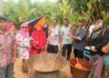 ZAHARIMAN Ariffin (tengah) mengacau bubur asyura pada Program Kacha Sugho MADANI di Pantai Suri, Tumpat, Kelantan semalam. – MINGGUAN/ROSLIZA MOHAMED