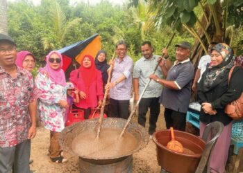 ZAHARIMAN Ariffin (tengah) mengacau bubur asyura pada Program Kacha Sugho MADANI di Pantai Suri, Tumpat, Kelantan semalam. – MINGGUAN/ROSLIZA MOHAMED