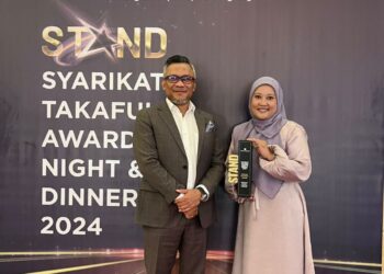 Naib Pengerusi Koperasi TNB, Azlan Ahmad bersama Ketua Bahagian Takaful, Norlaily Zainuddin menerima Premier Platinum Award daripada Takaful Malaysia, baru-baru ini.