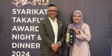 Naib Pengerusi Koperasi TNB, Azlan Ahmad bersama Ketua Bahagian Takaful, Norlaily Zainuddin menerima Premier Platinum Award daripada Takaful Malaysia, baru-baru ini.