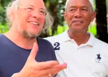 TANGKAP layar Muhammad Aris (kiri) menziarahi keluarga Allahyarham Nurly Sahirah Azman di Kampung Gong Pasir, Kerandang, Besut, Terengganu, kelmarin.