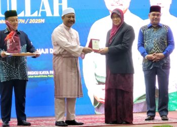 MOHD. Asri Mat Daud (kanan) mengiringi Mohd. Nassuruddin Daud menyampaikan plak penghargaan kepada barisan panel bual bicara sempena Sambutan Hari Hududullah Peringkat Negeri Kelantan Tahun 2025 di Komplek Islam Jubli Perak Sultan Ismail Petra di Panjir, Kota Bharu, Kelantan semalam. - UTUSAN/MUSTAQIM MOHAMED