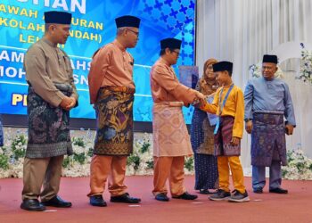 MUHAMMAD Ahsan Mohd. Masnawi menerima hadiah Johan Tilawah al-Quran Lelaki Sekolah Rendah sempena MQSS Peringkat Kebangsaan 2025 di Politeknik Merlimau, Melaka. – UTUSAN/AMRAN ALI