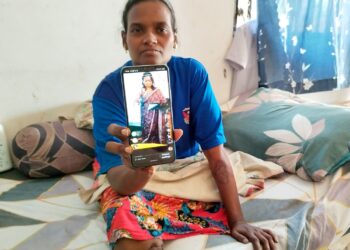 N. MEGALA menunjukkan video dia membuat persembahan nyanyian pada satu majlis keraian ketika ditemui di Ipoh, Perak.