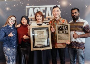 Michelle Lai (tiga dari kanan) dan kakitangannya bersama plak penghargaan ASEAN Records.