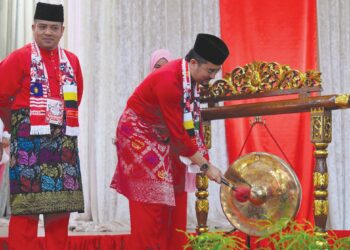 Asyraf Wajdi Dusuki memalu gong ketika merasmikan Mesyuarat Perwakilan UMNO Bahagian Bukit Gantang di Changkat Jering, Perak semalam.