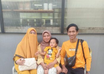 PUTRI Qisya Nur Izzati bersama ibu dan bapa saudara serta sepupunya selepas menghadiri perjumpaan dengan Muhamad Muqharabbin Mokhtarrudin di Kuala Lumpur semalam.