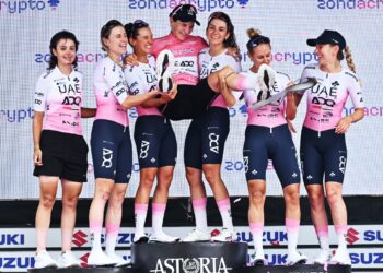 Elisa Longo Borghini diangkat ke udara oleh rakan sepasukan UAE Team ADQ, semalam. - AFP