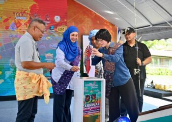 RAFIDAH Idris (dua dari kiri) merasmikan Karnival Candat Sotong 2025 sempena Program Madani Rakyat (PMR) di pesisir Pasar Payang, Kuala Terengganu, Terengganu hari ini. - UTUSAN/PUQTRA HAIRRY