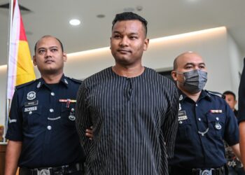 CEO Batu ketika dibawa ke Mahkamah Sesyen Ampang,  Kuala Lumpur semalam. – UTUSAN/SYAKIR RADIN