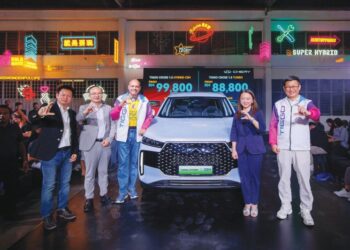 MICHAEL Chew (kiri) dan Hannah Yeoh (dua dari kanan) dalam majlis pelancaran Chery Tiggo Cross di Kuala Lumpur.