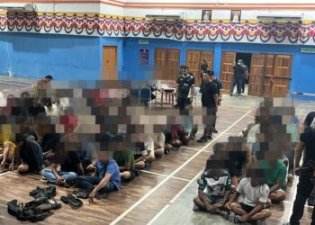 SEBAHAGIAN warga asing yang disyaki terlibat kegiatan curi buah kelapa sawit ditahan dalam Op Helang Hilir Fasa 2 di Teluk Intan hari ini.