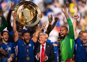 Donald Trump bersama pemain Chelsea yang meraikan kemenangan menjadi juara Piala Dunia Kelab 2025 di East Rutherford, New Jersey, kelmarin. - AFP