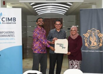 KULATETRAM Vijayakumar (kiri) bersama Ahmad Shahriman Mohd Shariff (tengah) di Kem Kediaman program Closing The Gap.