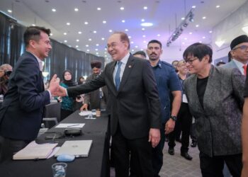 ANWAR Ibrahim berbual bersama tetamu pada Majlis Penutup Persidangan Antarabangsa Integriti dan Tadbir Urus 2025 di Putrajaya. - UTUSAN/FAIZ ALIF ZUBIR