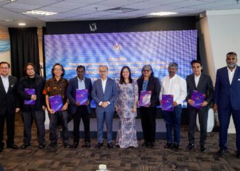 FAHMI Fadzil (lima dari kiri) bergambar dengan penerima selepas menyampaikan watikah pelantikan pada Majlis Penyampaian Watikah Pelantikan Sebagai Anggota Lembaga Pengasas MMM di Kementerian Komunikasi, Putrajaya. - UTUSAN/FAISOL MUSTAFA