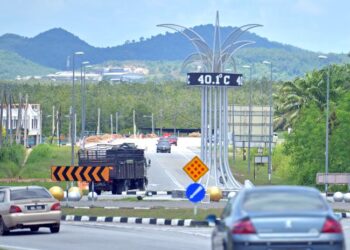 CUACA panas direkodkan mencecah 40.1 darjah Celsius sekitar pukul 2 petang pada pengukur suhu di bulatan Chuping, Perlis.