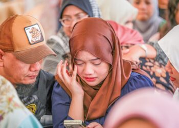PENGAWASAN dan pemantauan yang sewajarnya harus diamalkan ibu bapa supaya anak mereka tidak dirosakkan oleh isi kandungan internet yang boleh meracuni minda dan jiwa anak-anak mereka.
